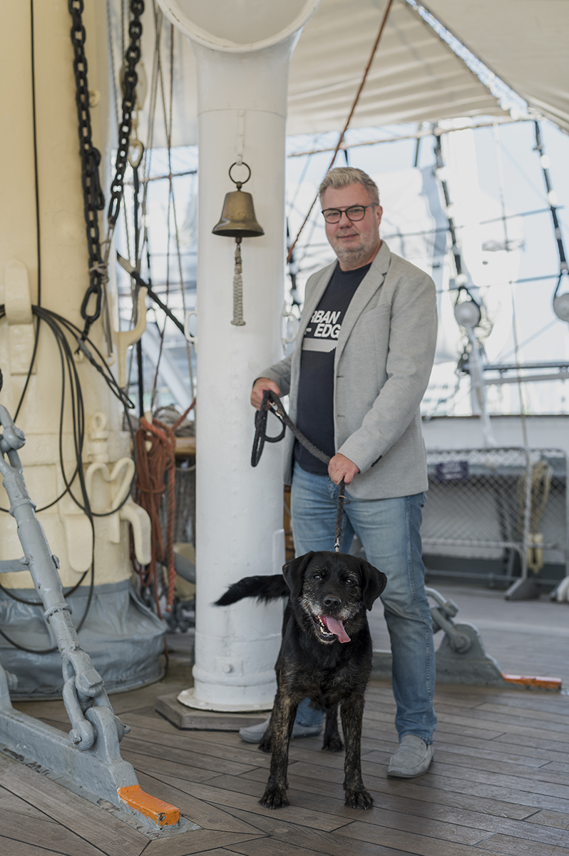 Pies Rufus wraz z p.o. Dyr. NMM Szymonem Kulasem. Fot. Paweł Jóźwiak