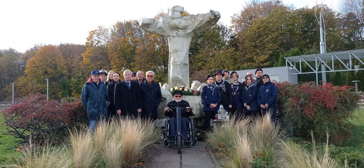 Przedstawiciele Pomorskiego i Polskiego Związku Żeglarskiego, Urzędu Morskiego w Gdyni, Stowarzyszenia Kapitanów Żeglugi Wielkiej, Ligi Morskiej i Rzecznej oraz klubów i środowisk żeglarskich i wodniackich w tym gdyńskiego i rumskiego hufca ZHP. Fot. Jędrzej Szerle