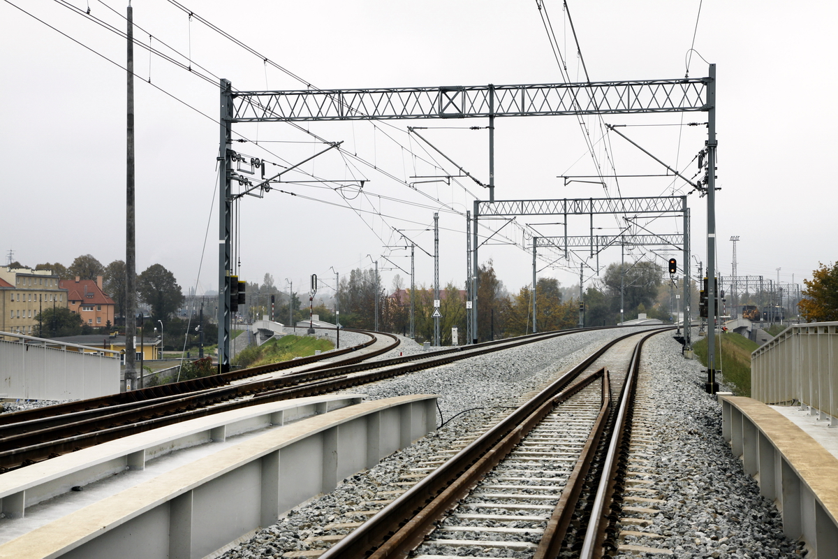 Zmodernizowano 12 km linii i wymieniono sieci trakcyjne. 