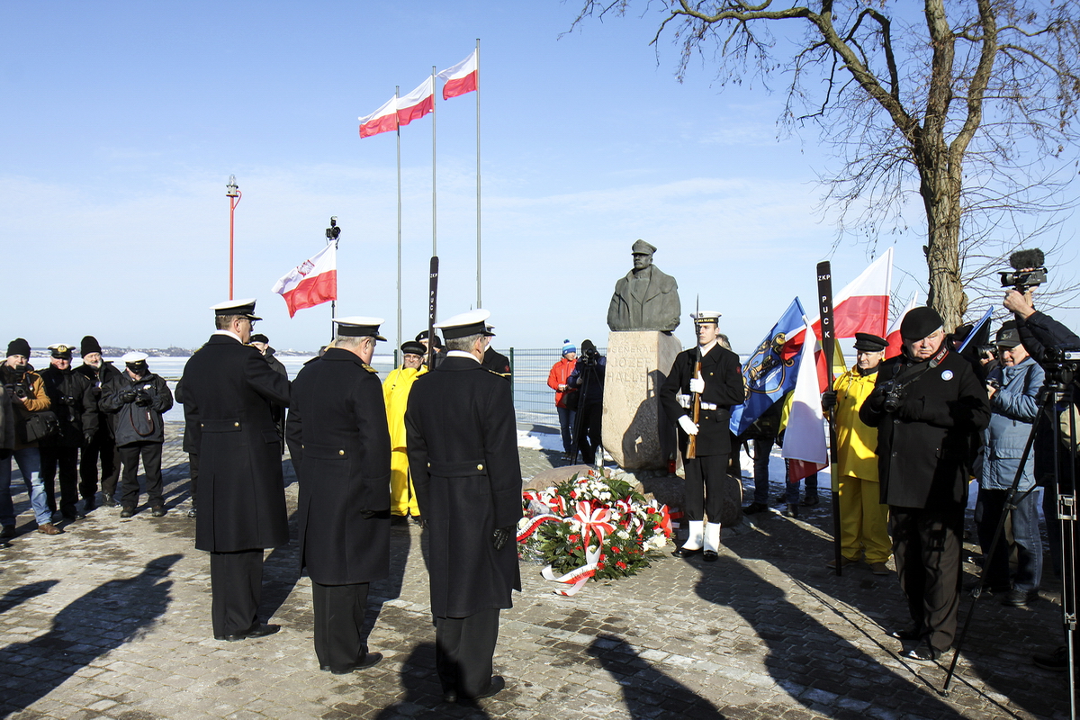 Składanie wieńców pod pomnikiem gen. Józefa Hallera w Pucku.