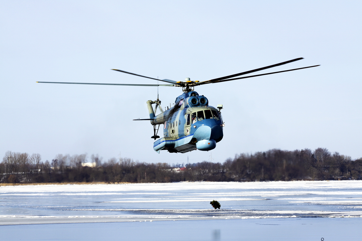 Z pokładu śmigłowca zrzucono do wody wieniec symbolizujący związek Polski z morzem.