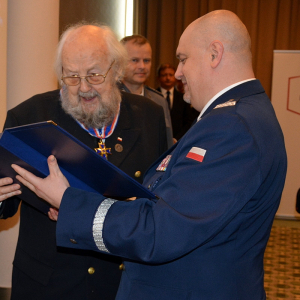 nadinspektor-andrzej-lapinski-prezentuje-kpt-sulatyckiemu-medal-100-lecia-policji