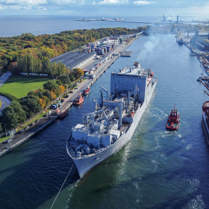 Okręt-US-Navy-USNS-Robert-E.-Peary-wejście-do-portu-Gdańsk
