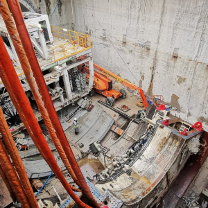 Tunel pod Świną - Szyb dbiorczy widok z góry na demontowaną maszynę