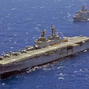 USS Kearsarge (LHD-3) i USS Gunston Hall (LSD-44) z Kearsarge ARG