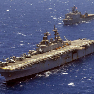USS Kearsarge (LHD-3) i USS Gunston Hall (LSD-44) z Kearsarge ARG