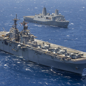 USS Kearsarge (LHD-3) oraz USS Arlington (LPD-24) z Kearsarge ARG
