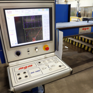 Cięcie pierwszych blach w technologii plazmowej za pomocą przecinarki CNC z głowicą 3D