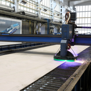 Cięcie pierwszych blach w technologii plazmowej za pomocą przecinarki CNC z głowicą 3D