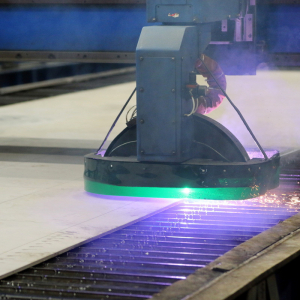 Cięcie pierwszych blach w technologii plazmowej za pomocą przecinarki CNC z głowicą 3D