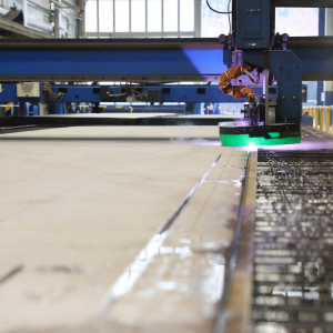 Cięcie pierwszych blach w technologii plazmowej za pomocą przecinarki CNC z głowicą 3D