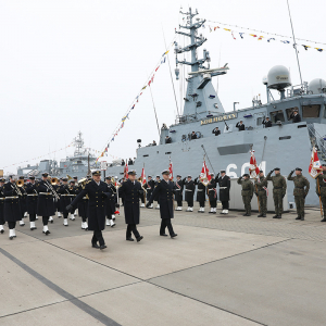 Uroczystość podniesienia bandery na ORP Albatros