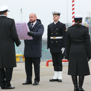 Uroczystość podniesienia bandery na ORP Albatros