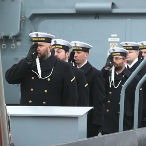 Uroczystość podniesienia bandery na ORP Albatros