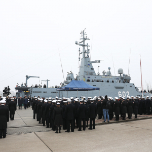 Uroczystość podniesienia bandery na ORP Albatros