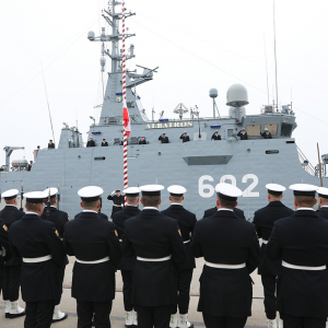Uroczystość podniesienia bandery na ORP Albatros