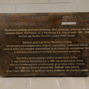 W 75 rocznicę wodowania Sołdka, odsłonięto tablicę upamiętniającą Piotra Soykę