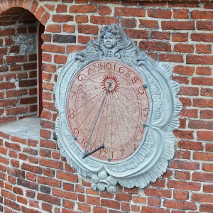 Odrestaurowany XVII-wieczny zegar słoneczny na południowej baszcie Żurawia