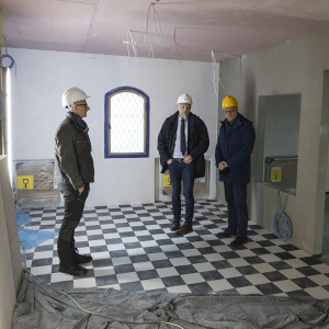 Dyrektor NMM dr Robert Domżał i jego zastępca dr Marcin Westphal w przestrzeni przyszłego „kantoru kupca” – części wystawy stałej