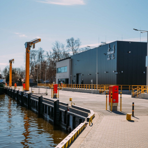 Baza w Łebie obejmuje specjalnie wzmocnione na jej potrzeby nabrzeże serwisowe wyposażone m.in. w dwa dźwigi