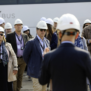 Wizeprezes Remontowej Shipbuilding Bartłomiej Pomierski opowiedzał ambasadorom o historii i współczesnej działalności tej stoczni.