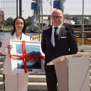 Matka chrzestna statku Anna Białkowska, z-pca dyrektora Urzędu Morskiego w Gdyni z Radosławem Pacheckim, dyrektorem Gdańsk-Pilot