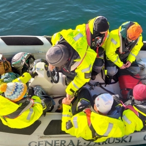 Ekipa z Uniwersytetu Wrocławskiego, odpływająca na lądowanie. Fot.: Maria Andrzejewska