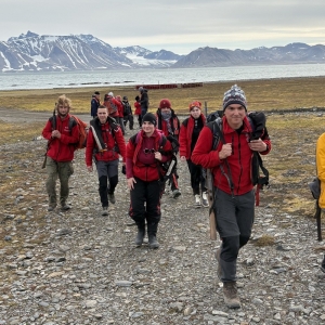 Ekipa z Uniwersytetu Wrocławskiego, wracająca z Lodowca Hanse w Hornsundzie. Fot.: Marcin Dobrowolski