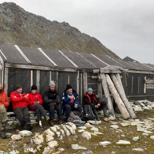 Naukowcy z Uniwersytetu Wrocławskiego czekają pod husem Hyttevika na statek. Fot.: Wojciech Durak