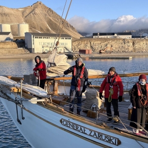 STS Generał Zaruski zacumował w Ny Ålesund. Fot.: Marcin Dobrowolski