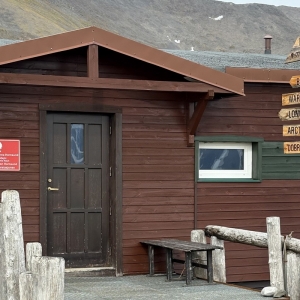 Wejście do Polskiej Stacji Polarnej w Hornsundzie. Fot.: Marcin Dobrowolski