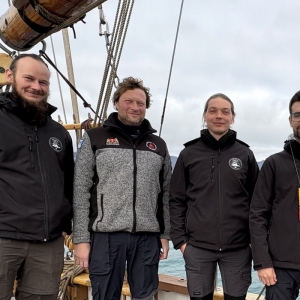 Załoga Stacji UMK Kaffiøyra. Od lewej Kamil Czarnecki, Marcin Dobrowolski - kapitan statku, Przemysław Sala i Bartłomiej Cerski. Fot.: Maja Kocielska