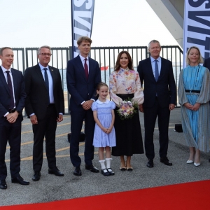 Duńska para panująca - Królowa Maria, król Fryderyk X w otoczeniu przedstawicieli władz i armatora podczas uroczystości chrztu holownika Svitzer Ingrid. Fot.: Copenhagen Malmö Port