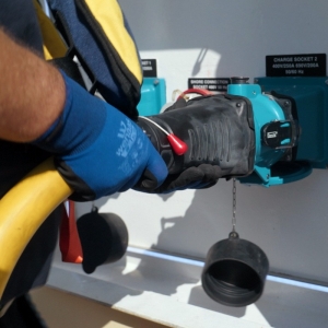 Ładowanie holownika Svitzer Ingrid.: Fot: Svitzer