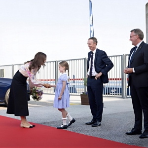 Duńska para panująca - Królowa Maria, król Fryderyk X w otoczeniu przedstawicieli władz i armatora podczas uroczystości chrztu holownika Svitzer Ingrid. Fot.: Frederik Linde/Kongehuset