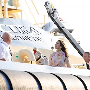 Królowa Maria na pokładzie holownika Svitzer Ingrid. Fot.: Frederik Linde /Kongehuset
