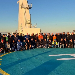 Pracownicy stoczni i kooperantów biorący udział w próbach morskich na pokładzie promu NB101. Fot.: Remontowa S.A. 