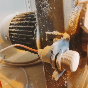 Czujnik indukcyjny w trakcie badań