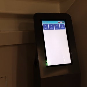 Jeden z wielu ekranów dotykowych z informacjami dla pasażerów.