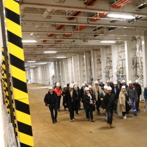 Na jednym z pokładów Ro-Ro. Po lewej widoczna rampa prowadząca na wyższy pokład.