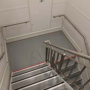 Klatka schodowa łącząca kilka pokładów promu.