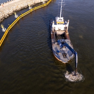 Postępują prace związane z przebudową wejścia do portu w Łebie. Fot.: Urząd Morski w Gdyni