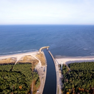 Postępują prace związane z przebudową wejścia do portu w Łebie. Fot.: Urząd Morski w Gdyni