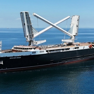 Żagle SolidSail osadzone są na dwóch składanych masztach o wysokości ok. 76–90 m, pochylanych pod kątem 72 stopni. Fot.: Neoline