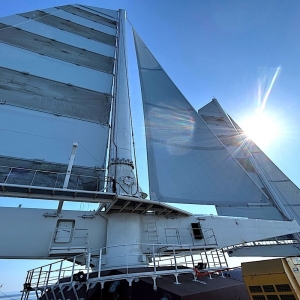 Dwa maszty Neoliner Origin ze sztywnymi skrzydłami i wysięgnikami 4T FORTE firmy OneSails. Fot.: OneSails