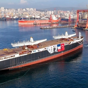 Wodowanie kadłuba Neoliner Origin w Turcji. Fot.: RMK Marine