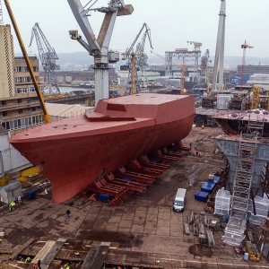 Transport bloku dziobowego fregaty ze stoczni CRIST do hali PGZ Stoczni Wojennej w Gdyni. 