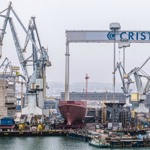 Transport bloku dziobowego fregaty ze stoczni CRIST do hali PGZ Stoczni Wojennej w Gdyni. 