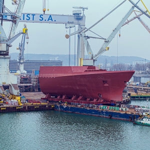 Transport bloku dziobowego fregaty ze stoczni CRIST do hali PGZ Stoczni Wojennej w Gdyni. 