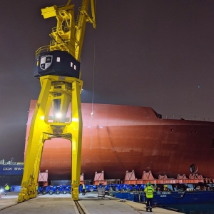 Transport bloku dziobowego fregaty ze stoczni CRIST do hali PGZ Stoczni Wojennej w Gdyni. 